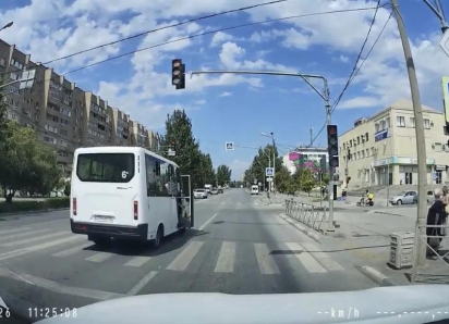 В Волжском водитель маршрутки №6А проехал на красный с открытой дверью: видео