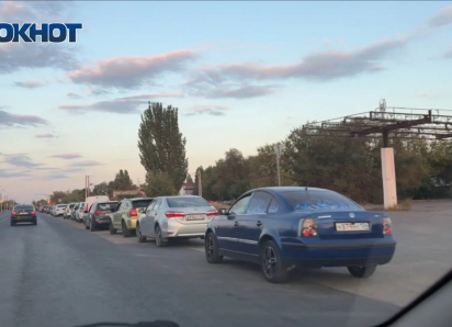 «20 минут в очереди — это еще норма»: в Волжском снова растут очереди на АЗС, а кое-где бензина нет вовсе