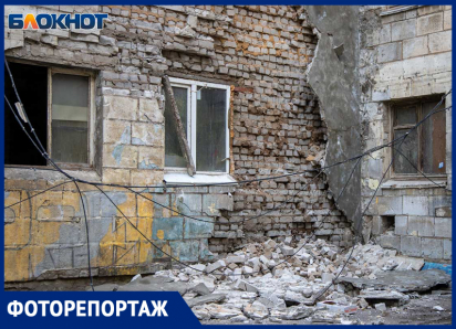 Обваленная стена, оборванные провода и поваленные деревья: настоящий хаос в Волжском после урагана