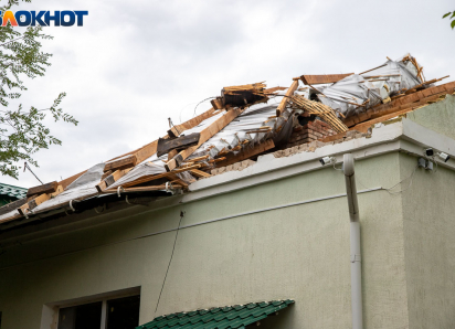 Разрушенные дома, отключения света и перекрытые трассы: последствия урагана в Волжском
