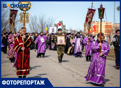 «Низкий поклон за мирное небо»: Волжский встал на молитву за участников спецоперации