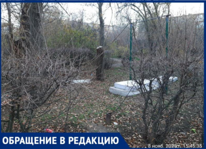 В Волжском подростки устроили полигон из разбитого стекла и создали «бомжатник»