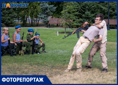 Шашки в руках девчонок и спецназ «Барс» в помощниках: волжские школьники дали боевое выступление в честь 96-летия ВДВ