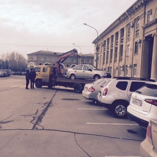 Дорожная полиция Волжского оштрафовала 18 водителей за парковку на местах инвалидов