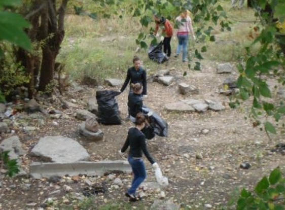 Студенты очистили от мусора парк «Волжский»