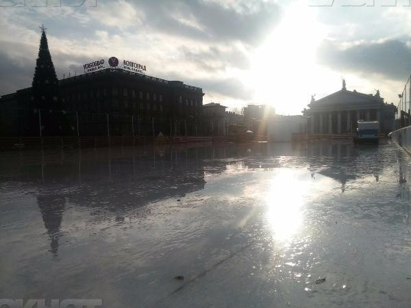 Многомиллионный каток в центре Волгограда снова растаял