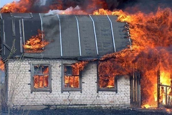 В Средней Ахтубе хуторянин замерз и спалил дом