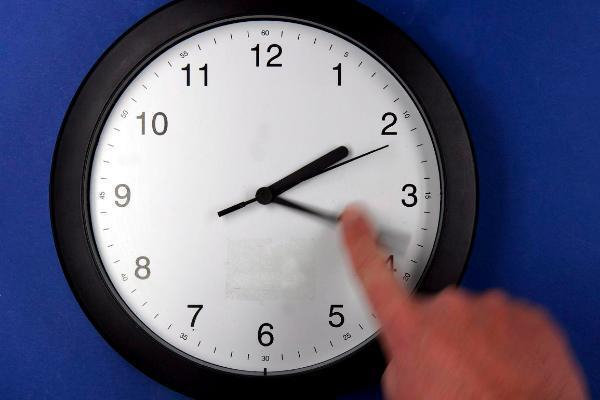 Волжане присоединятся к региональному соцопросу о переводе стрелок часов на «летнее» время