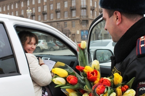 Волжским автоледи сотрудники ГАИ вручили тюльпаны