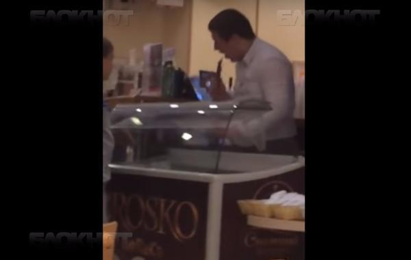 Работник одного из кафетериев Волгограда попал на видео, облизывая ложку для мороженого