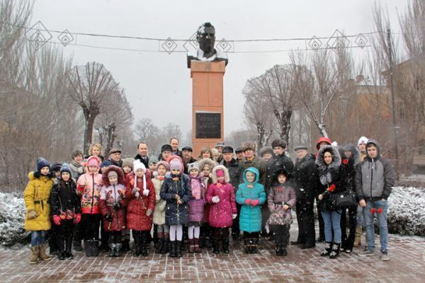 Первостроители и молодёжь Волжского почтили память градоначальника