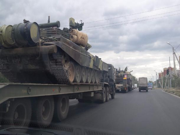 Военный обоз с танками прокатился по главным улицам Волжского