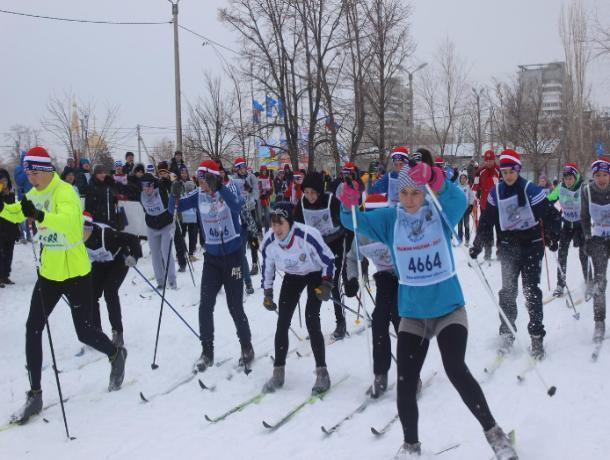 Около ста волжан встали на лыжи в День зимних видов спорта