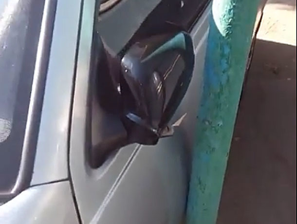Гением парковки уровня Бог стала дама из Волжского, оставив миллиметровый зазор между авто и трубой