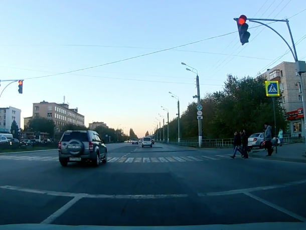 Автомобилист чудом не прокатил пешеходов на капоте в Волжском
