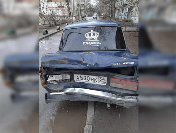 «Спонсор ГИБДД» преградил путь пешеходам в одном из дворов Волжского