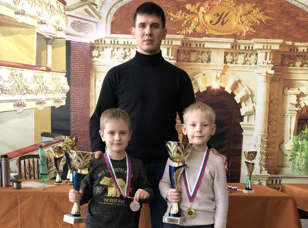 Юные шахматисты из Волжского забрали медали на Первенстве области