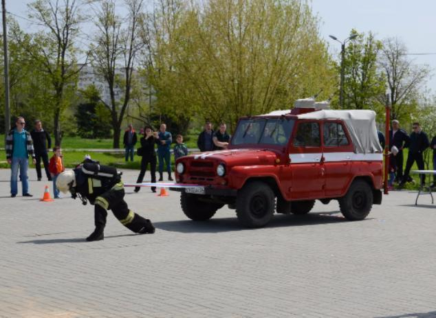 Мужественные спасатели на пожарном кроссфите в Волжском продемонстрировали свою силу тела и духа