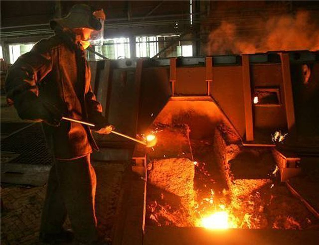 Рабочий завода «Красный Октябрь» упал в ковш с плавленным металлом
