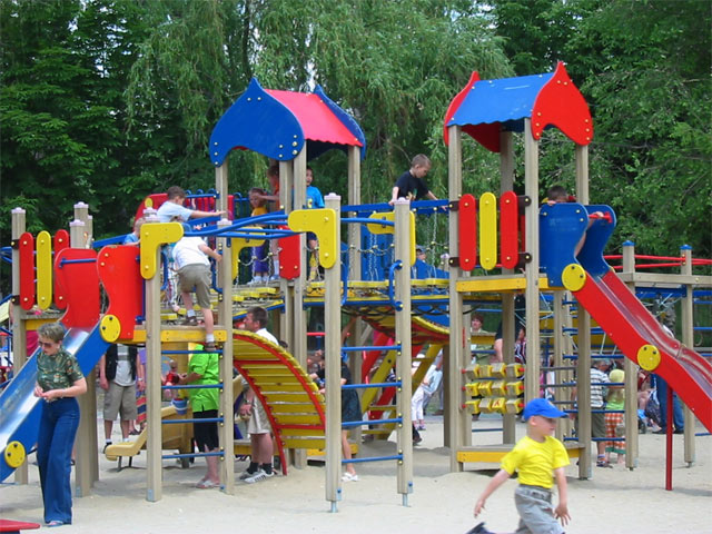 В Волжском установят новые детские площадки почти за 2 млн