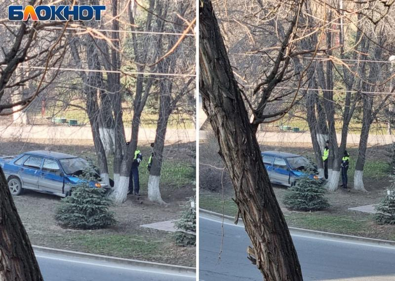 Воскресным утром водитель «пятнадцатой» разбился о дерево на кольце в Волжском