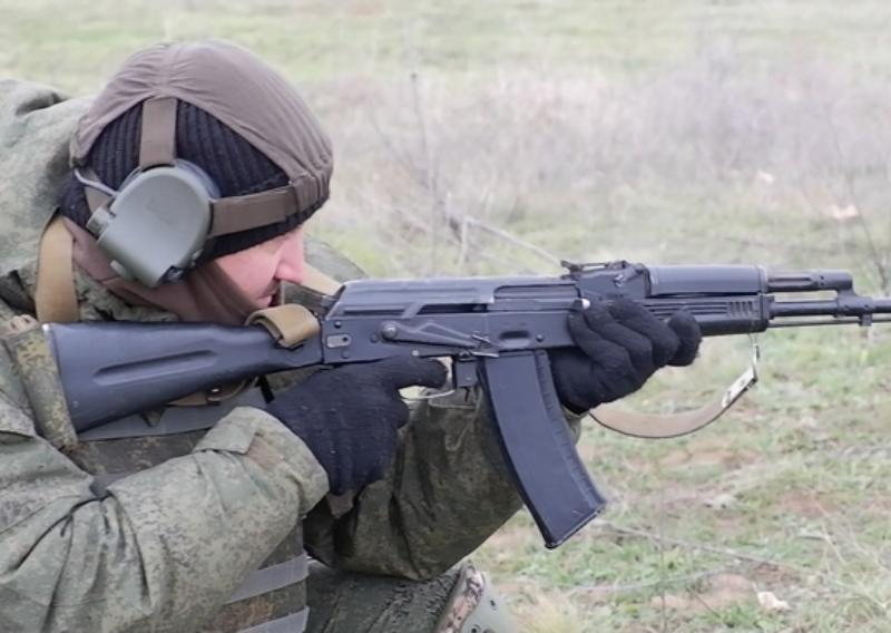 Мобилизованные из Волжского учатся стрелять из стрелкового оружия