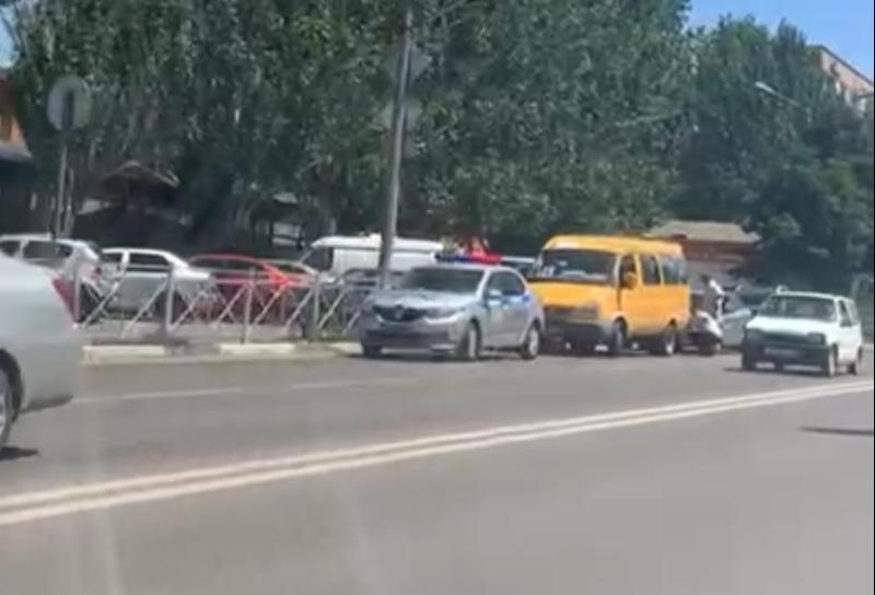 Тройное ДТП с маршруткой в Волжском попало на видео