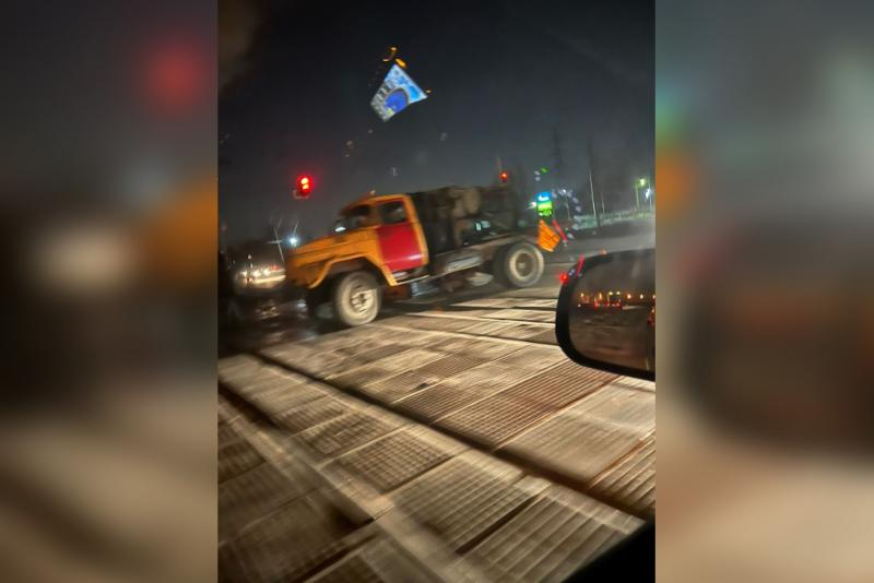 Автоколонна прокомментировала крушение вышки на трамвайных путях в Волжском