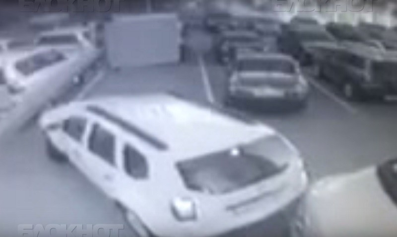В Волгограде застрявший на парковке водитель-неумеха протаранил Mercedes