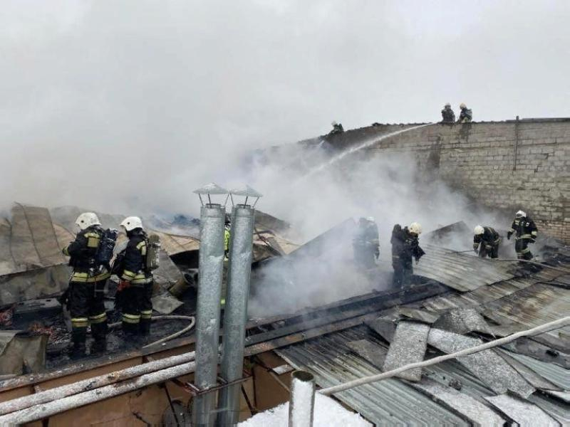 «Пустые шланги и слабое давление»: как тушили здание за ТЦ в Волжском ...