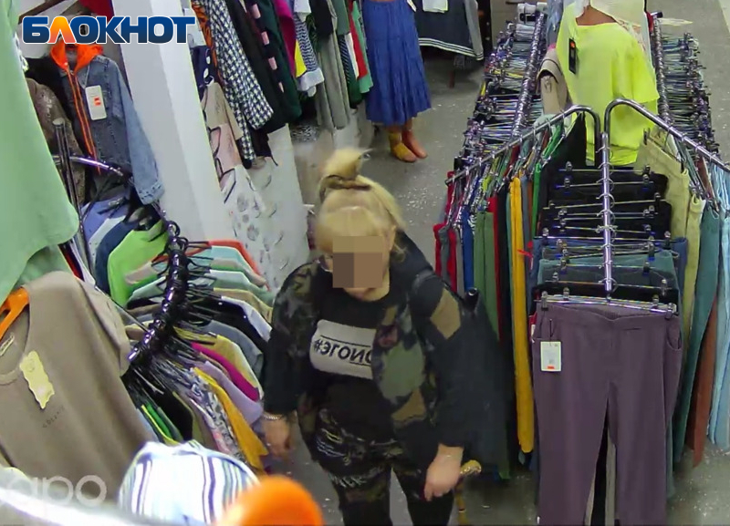 Волжанка решила обновить свой гардероб: на видео попал момент кражи