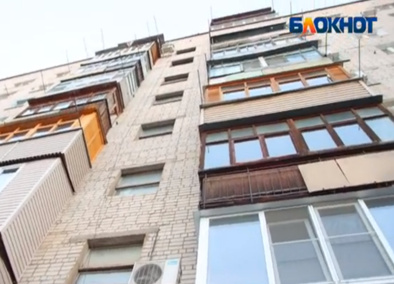 Кого винят в смерти подростка от падения с крыши жители дома в Волжском? Видео