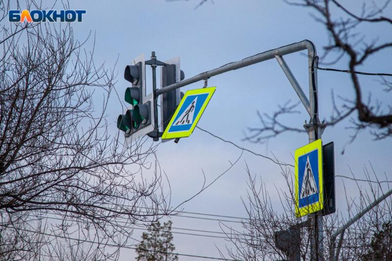 В Волжском отключили светофор из-за грузовика, который оборвал провода
