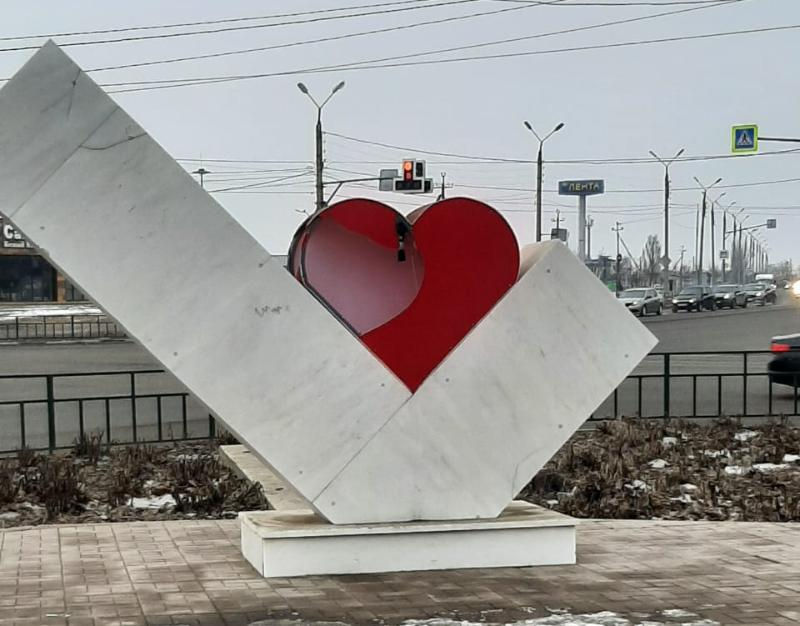 Вандалы надругались над скульптурой «Я люблю Волжский»