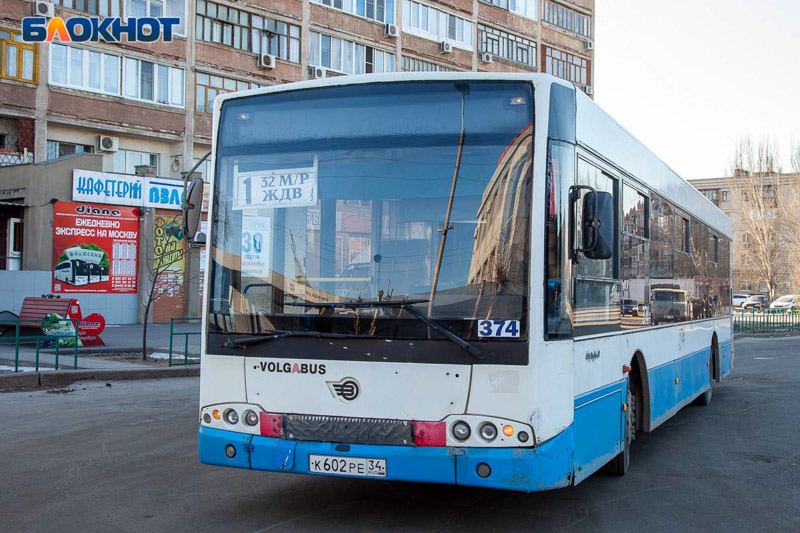 Кондукторы массово высаживают детей из автобусов в Волжском из-за неполадок с новыми проездными