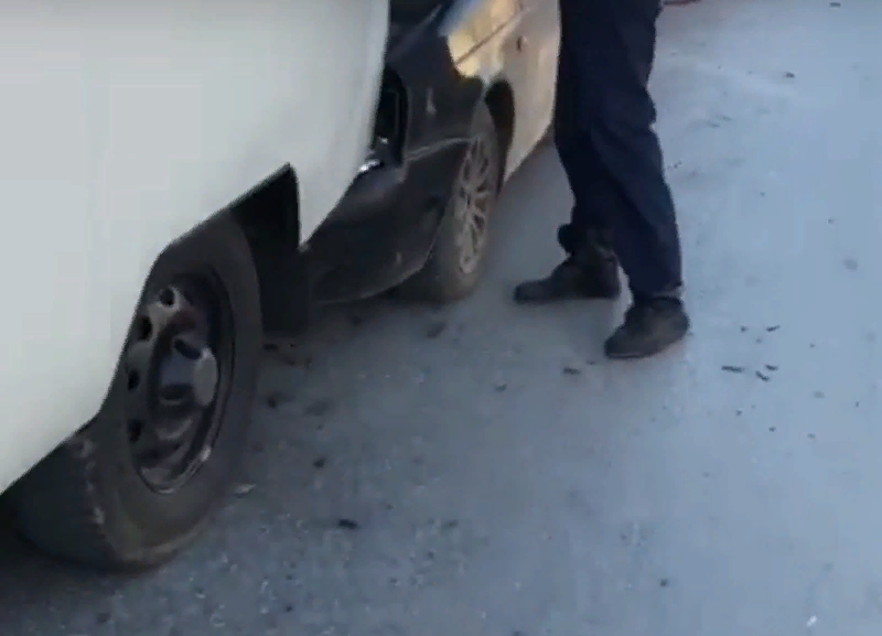 Паровозик из 5 машин образовался на перекрестке в Волжском: видео