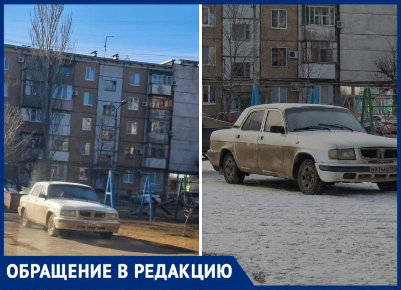 Белая Волга терроризирует своей парковкой двор в Волжском