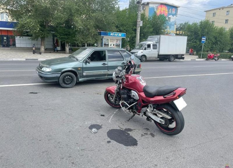 Водитель ВАЗа сбил мотоциклиста в Волжском