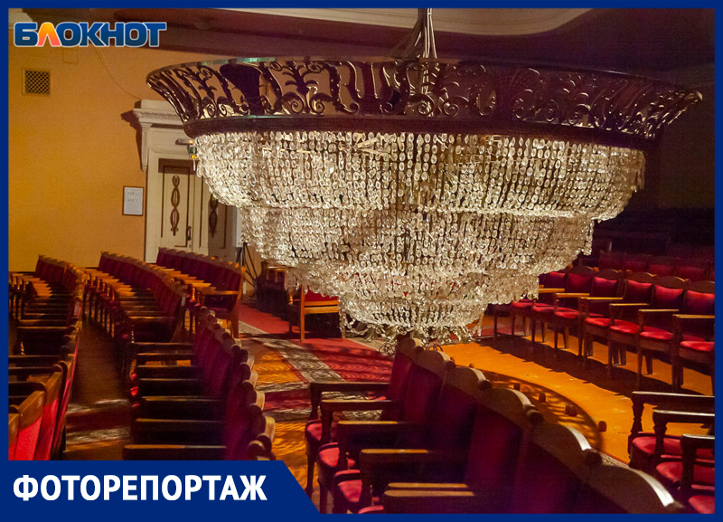 Три тонны хрусталя подняли под потолок в Волжском: фоторепортаж