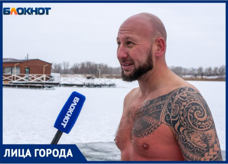 Многодетный морж из Волжского рассказал, зачем бегает полуголым по городу и купается в реке зимой