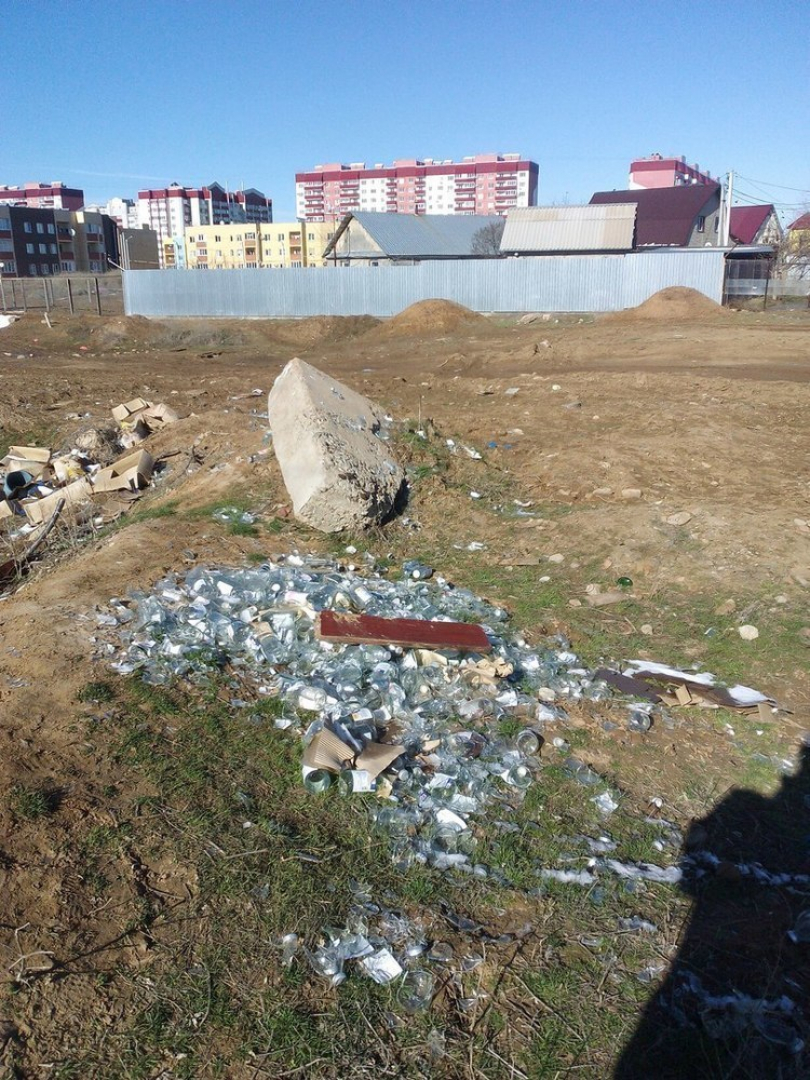 Жители Волжского обнаружили кладбище медицинской стеклотары