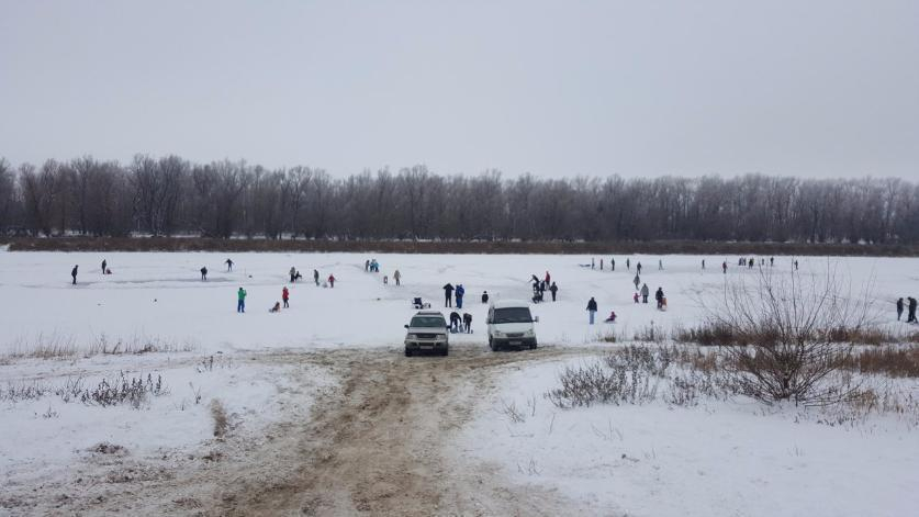 Сотни волжан приняли участие в массовом катании на коньках на озере Круглом