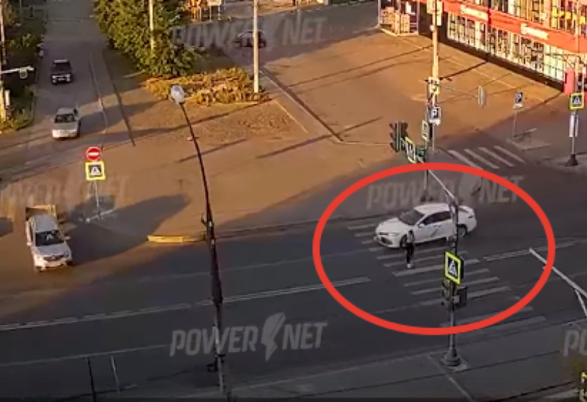 Секунда спасла жизнь: на видео попал лихач, едва не сбивший пешехода на переходе в Волжском