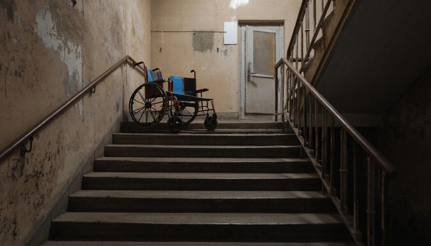 В Волжском УК засудила мать ребенка-инвалида за коляску в подъезде: облсуд отменил решение о наказании