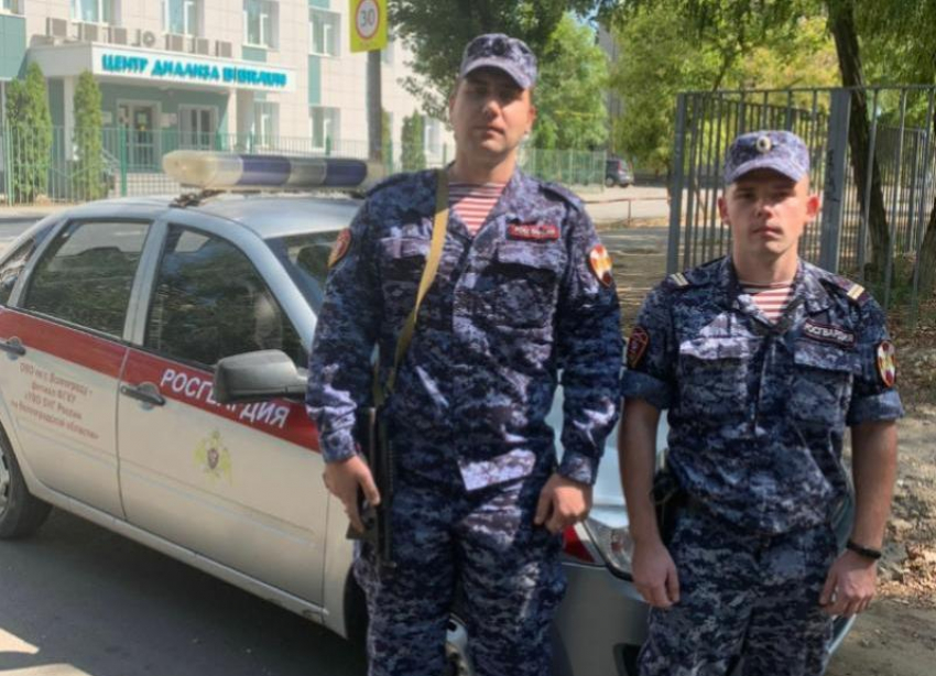 2 детей из горящего здания эвакуировали сотрудники Росгвардии в Волгограде