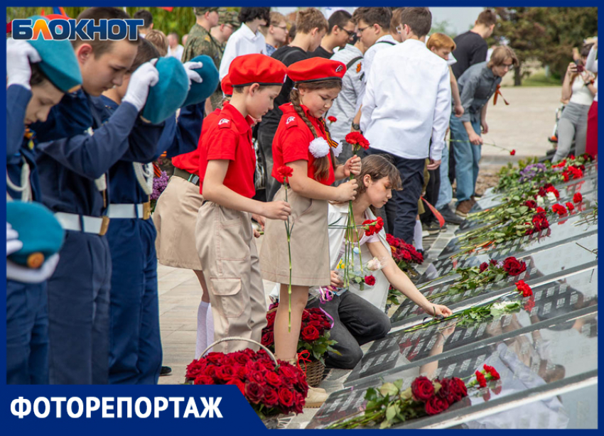 В Волжском возложили цветы к памятнику воинам 9 мая