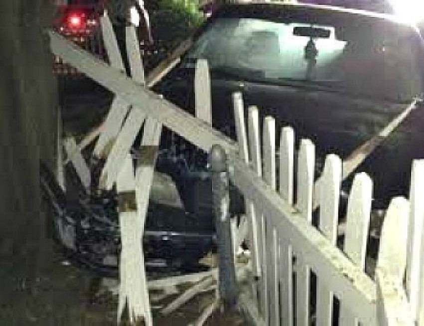 Под Волгоградом при обгоне автомобиль въехал в забор и сбил насмерть пешехода