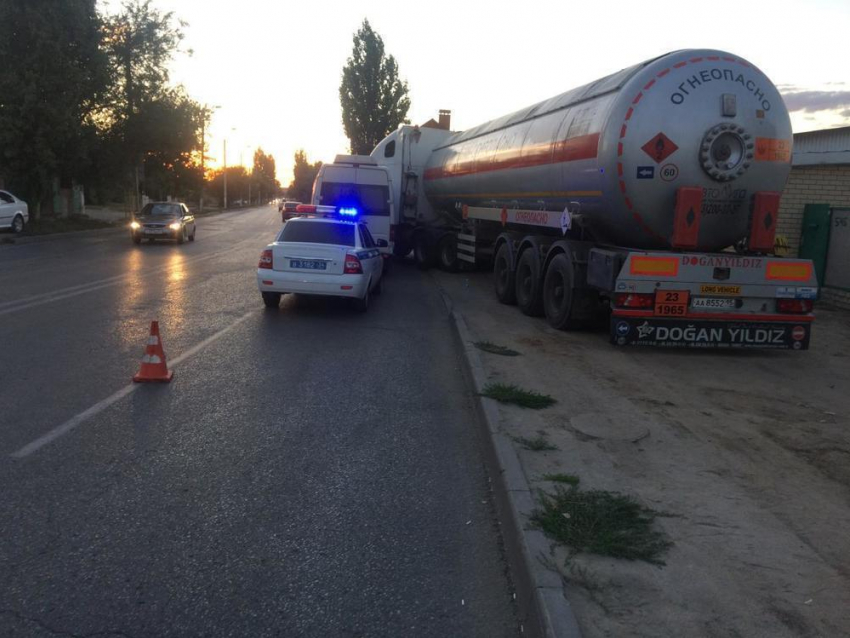 В Волгограде фура протаранила маршрутку с людьми: есть пострадавшие