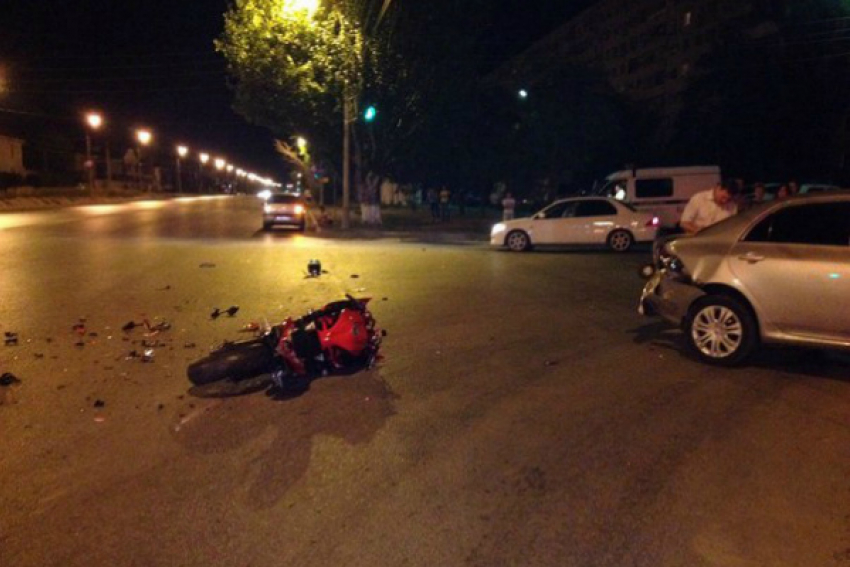 В ДТП в Волжском серьезно пострадали мотоциклист и его юная пассажирка