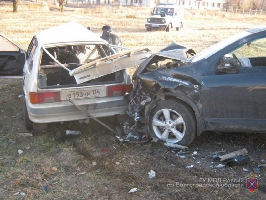 Под Волгоградом водитель ВАЗа угробил себя и супругу, пытаясь обогнать иномарку 